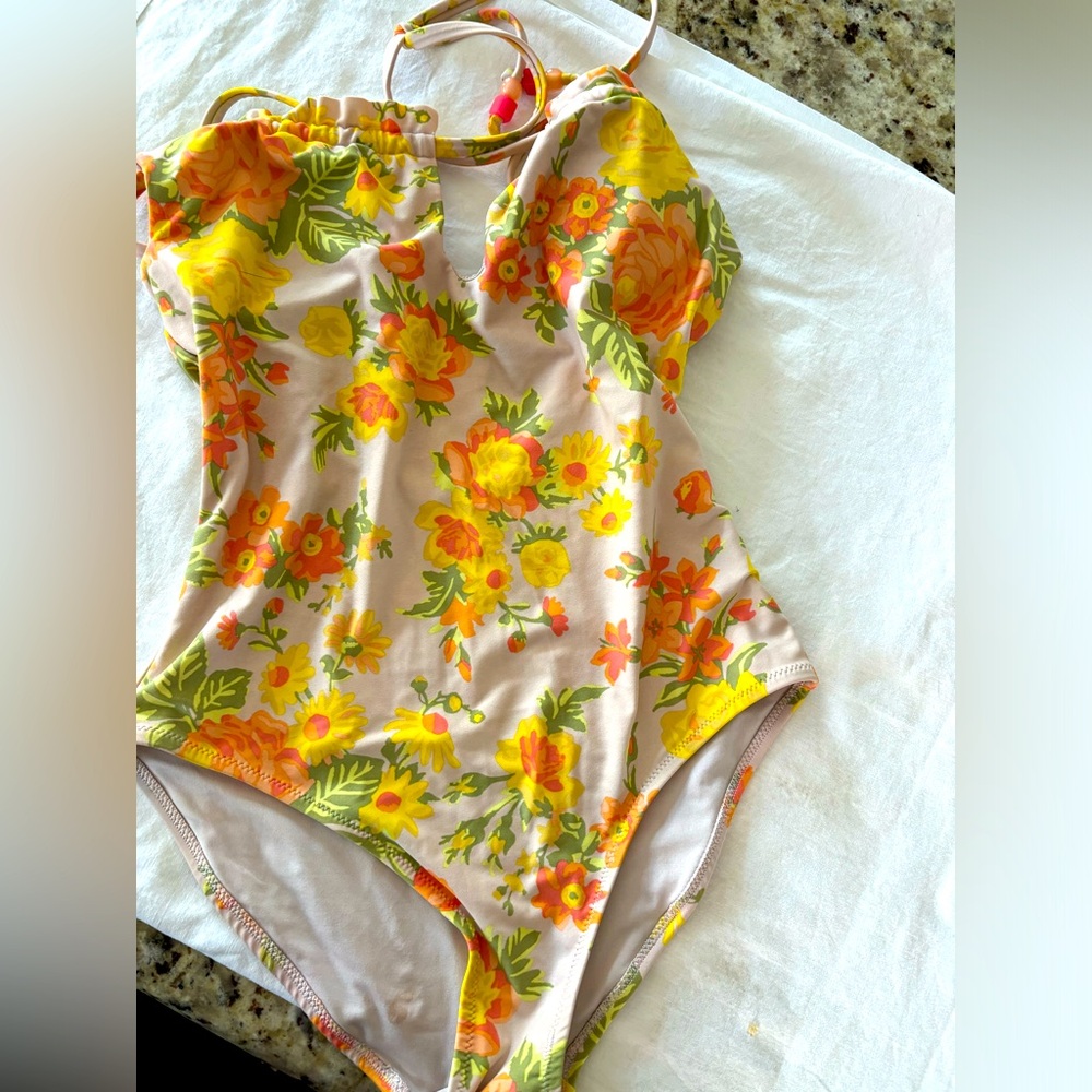 Super cute swimsuit. Not sure of size or brand pit shown in pictures.